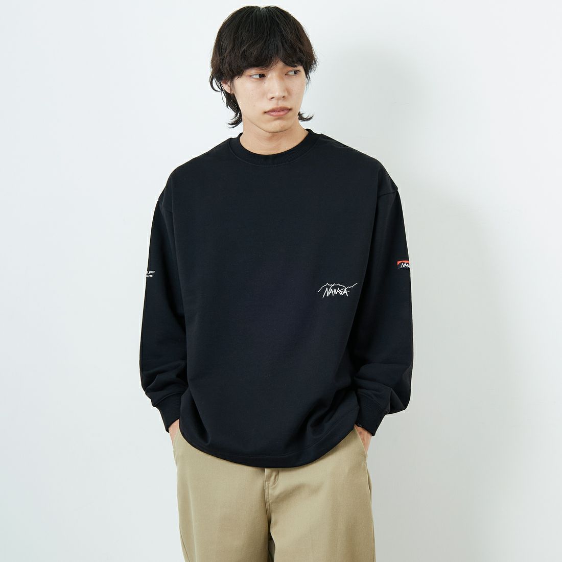 JEANSFACTORY × NANGA [ジーンズファクトリー × ナンガ] 別注 ワンポイント刺繍ロゴ ドローコードスウェット [NW2507-JF] BLACK &&モデル身長：179cm 着用サイズ：L&&