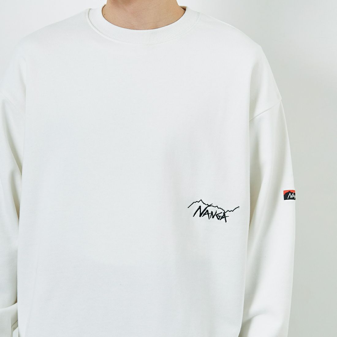 JEANSFACTORY × NANGA [ジーンズファクトリー × ナンガ] 別注 ワンポイント刺繍ロゴ ドローコードスウェット [NW2507-JF] WHITE &&モデル身長：168cm 着用サイズ：L&&