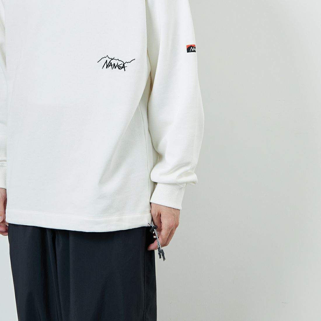 JEANSFACTORY × NANGA [ジーンズファクトリー × ナンガ] 別注 ワンポイント刺繍ロゴ ドローコードスウェット [NW2507-JF] WHITE &&モデル身長：168cm 着用サイズ：L&&