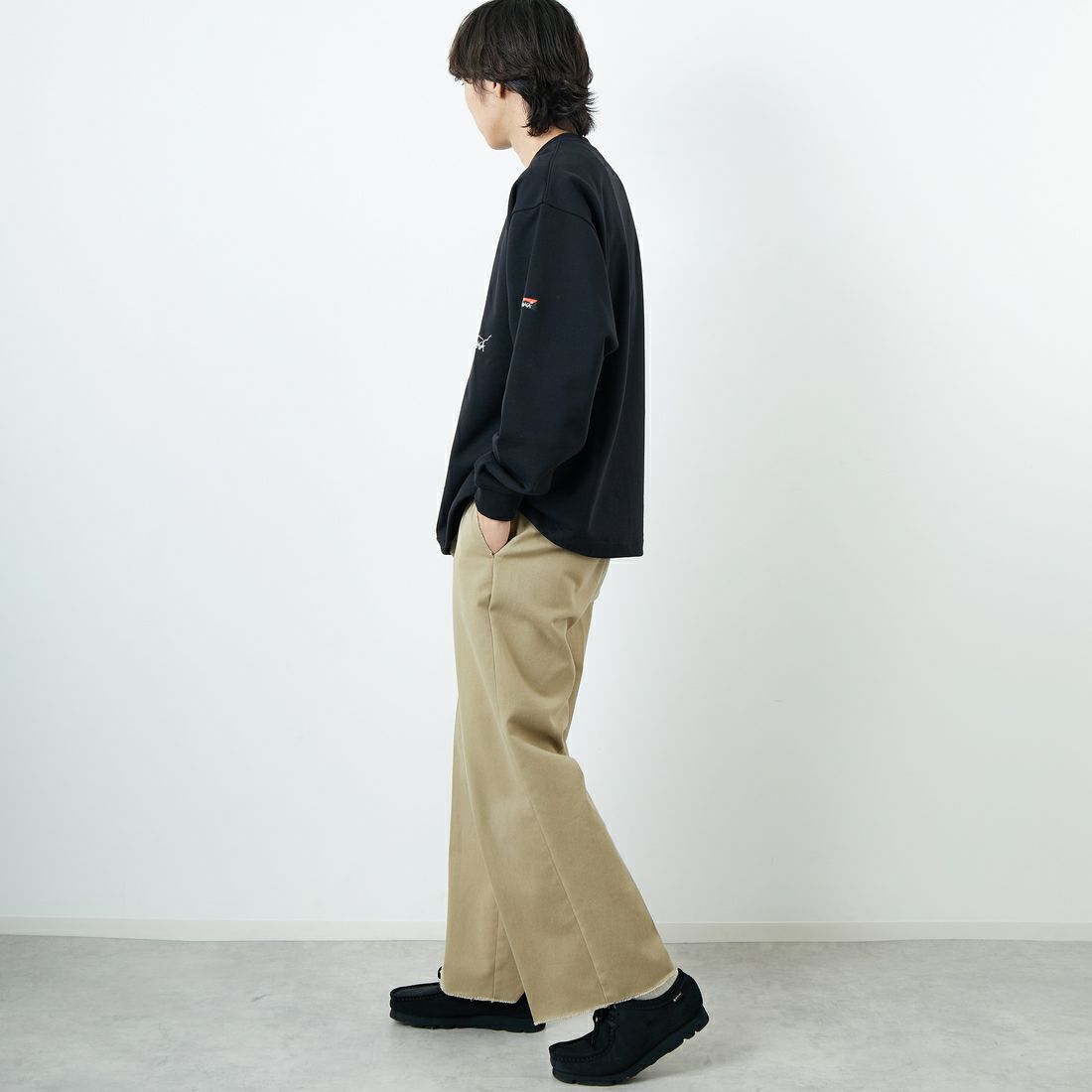 JEANSFACTORY × NANGA [ジーンズファクトリー × ナンガ] 別注 ワンポイント刺繍ロゴ ドローコードスウェット [NW2507-JF] BLACK &&モデル身長：179cm 着用サイズ：L&&