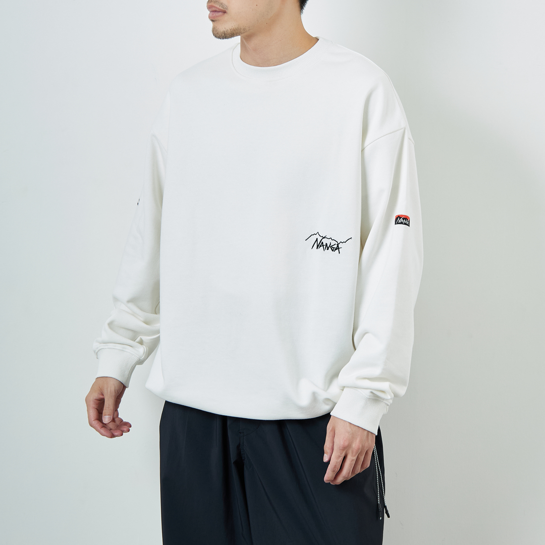 JEANSFACTORY × NANGA [ジーンズファクトリー × ナンガ] 別注 ワンポイント刺繍ロゴ ドローコードスウェット [NW2507-JF] WHITE &&モデル身長：168cm 着用サイズ：L&&