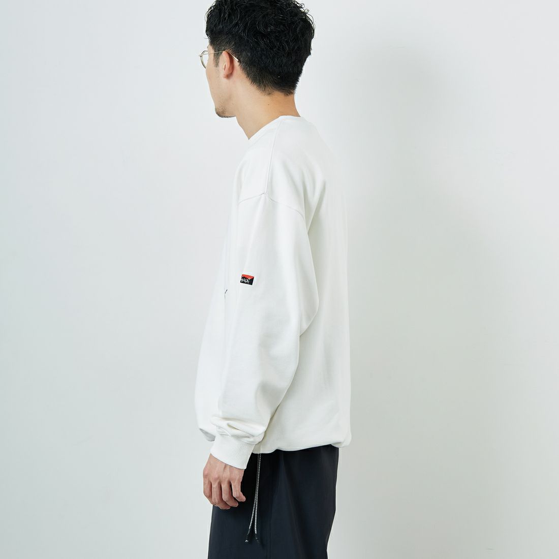 JEANSFACTORY × NANGA [ジーンズファクトリー × ナンガ] 別注 ワンポイント刺繍ロゴ ドローコードスウェット [NW2507-JF] WHITE &&モデル身長：168cm 着用サイズ：L&&