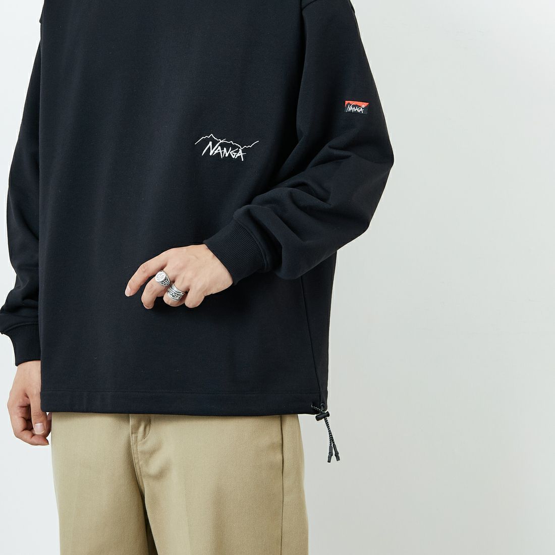 JEANSFACTORY × NANGA [ジーンズファクトリー × ナンガ] 別注 ワンポイント刺繍ロゴ ドローコードスウェット [NW2507-JF] BLACK &&モデル身長：179cm 着用サイズ：L&&