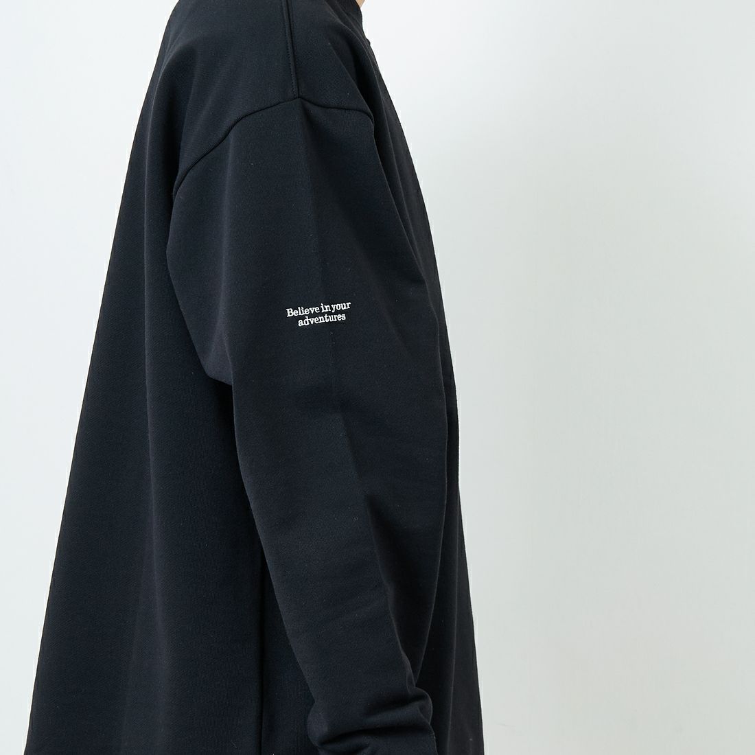 JEANSFACTORY × NANGA [ジーンズファクトリー × ナンガ] 別注 ワンポイント刺繍ロゴ ドローコードスウェット [NW2507-JF] BLACK &&モデル身長：179cm 着用サイズ：L&&