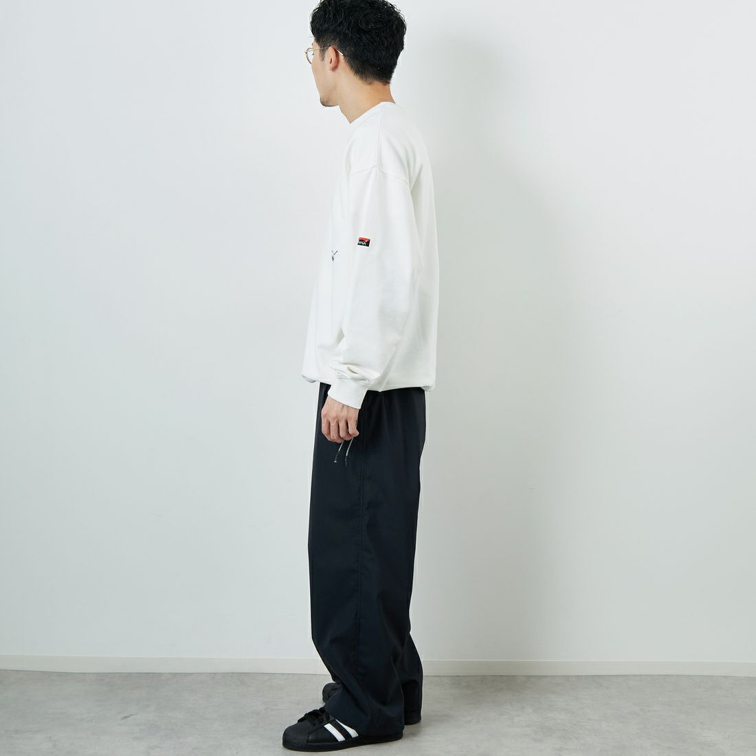 JEANSFACTORY × NANGA [ジーンズファクトリー × ナンガ] 別注 ワンポイント刺繍ロゴ ドローコードスウェット [NW2507-JF] WHITE &&モデル身長：168cm 着用サイズ：L&&