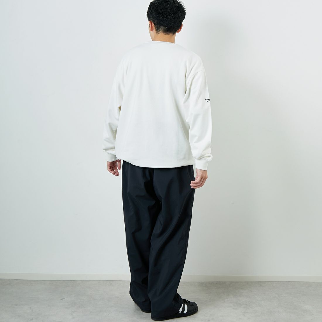 JEANSFACTORY × NANGA [ジーンズファクトリー × ナンガ] 別注 ワンポイント刺繍ロゴ ドローコードスウェット [NW2507-JF] WHITE &&モデル身長：168cm 着用サイズ：L&&
