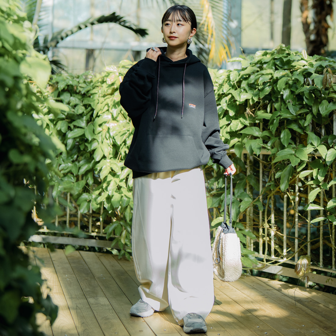 JEANSFACTORY × NANGA [ジーンズファクトリー × ナンガ] 別注 フードロゴ刺繍 スウェットパーカー [NW2504-JF] BLACK &&モデル身長：150cm 着用サイズ：S&&
