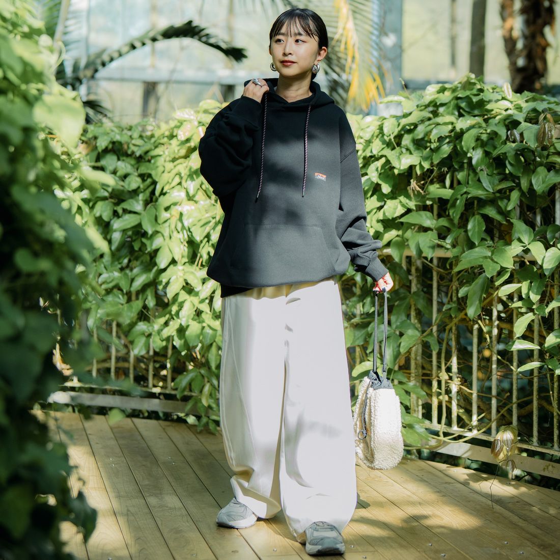 JEANSFACTORY × NANGA [ジーンズファクトリー × ナンガ] 別注 フードロゴ刺繍 スウェットパーカー [NW2504-JF] BLACK &&モデル身長：150cm 着用サイズ：S&&