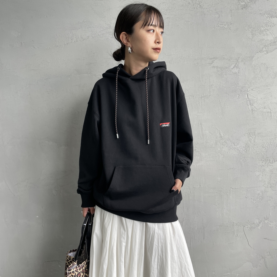 JEANSFACTORY × NANGA [ジーンズファクトリー × ナンガ] 別注 フードロゴ刺繍 スウェットパーカー [NW2504-JF] BLACK &&モデル身長：150cm 着用サイズ：S&&