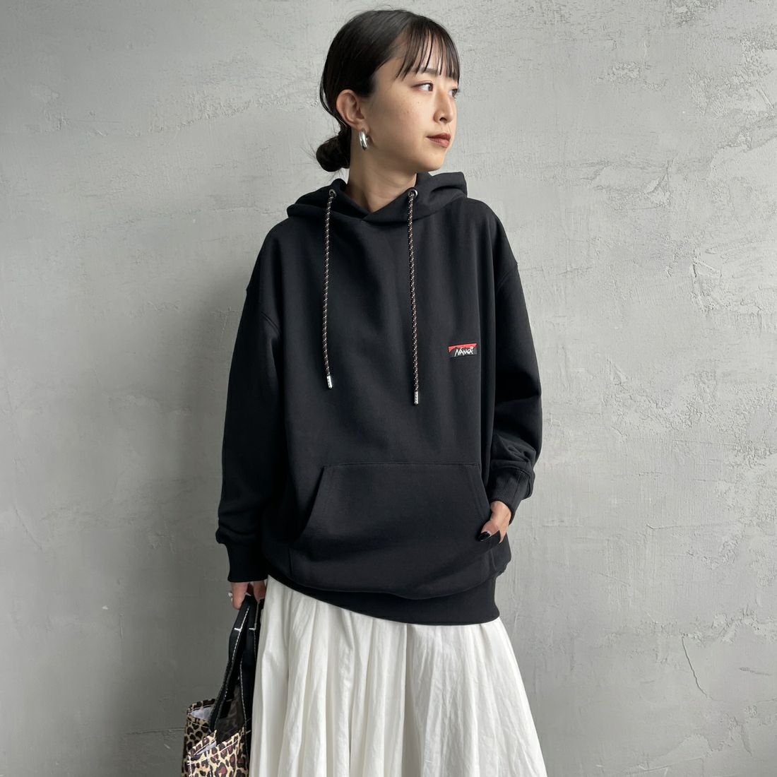 JEANSFACTORY × NANGA [ジーンズファクトリー × ナンガ] 別注 フードロゴ刺繍 スウェットパーカー [NW2504-JF] BLACK &&モデル身長：150cm 着用サイズ：S&&