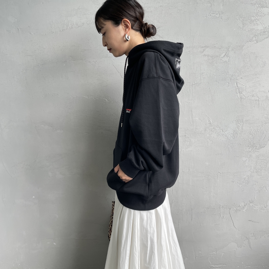 JEANSFACTORY × NANGA [ジーンズファクトリー × ナンガ] 別注 フードロゴ刺繍 スウェットパーカー [NW2504-JF] BLACK &&モデル身長：150cm 着用サイズ：S&&