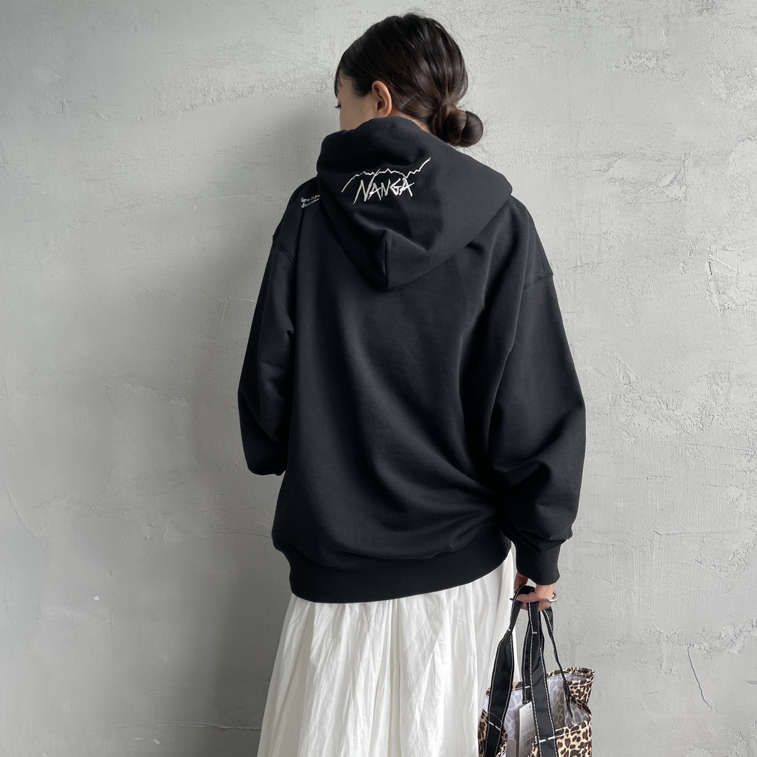 JEANSFACTORY × NANGA [ジーンズファクトリー × ナンガ] 別注 フードロゴ刺繍 スウェットパーカー [NW2504-JF] BLACK &&モデル身長：150cm 着用サイズ：S&&
