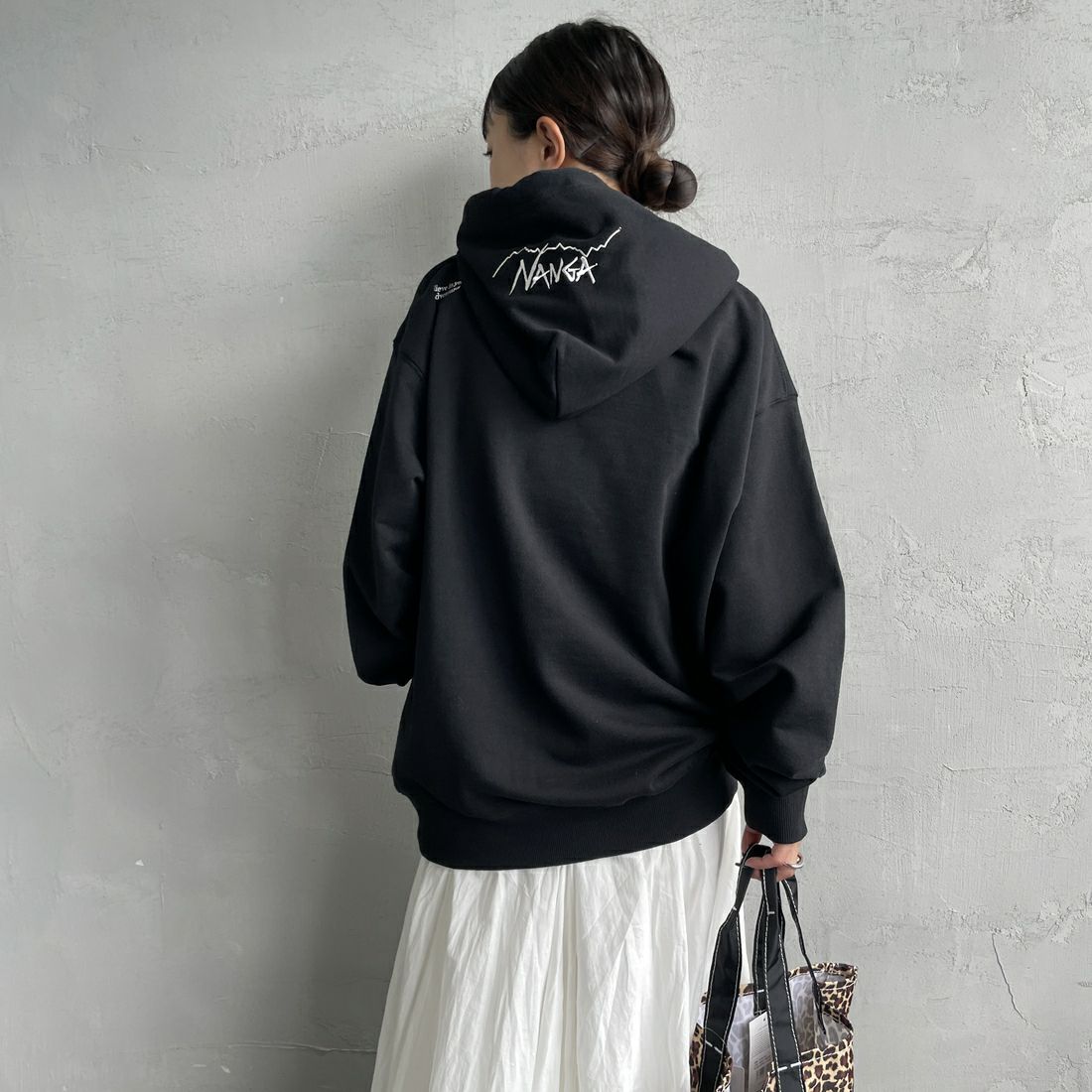 JEANSFACTORY × NANGA [ジーンズファクトリー × ナンガ] 別注 フードロゴ刺繍 スウェットパーカー [NW2504-JF] BLACK &&モデル身長：150cm 着用サイズ：S&&
