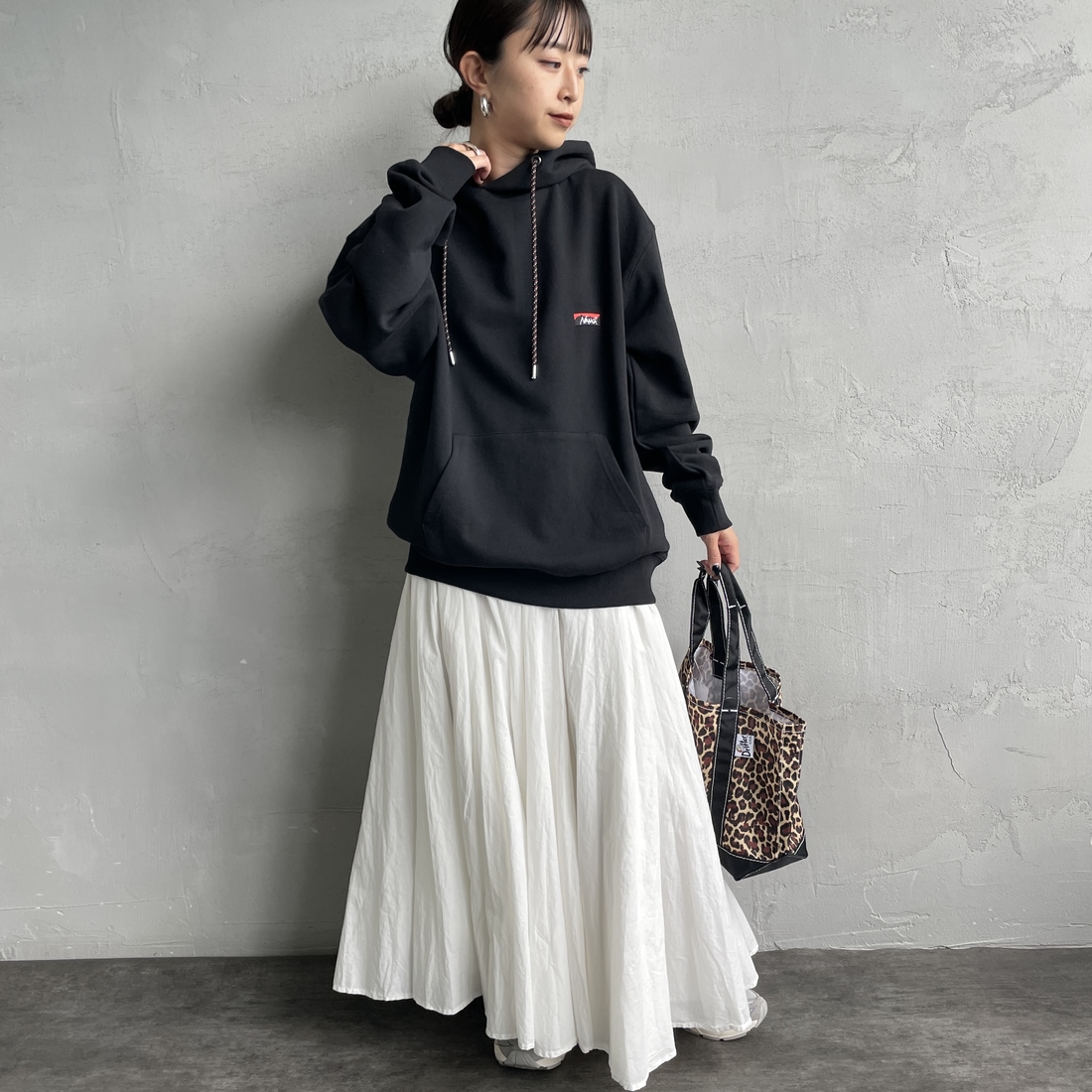 JEANSFACTORY × NANGA [ジーンズファクトリー × ナンガ] 別注 フードロゴ刺繍 スウェットパーカー [NW2504-JF] BLACK &&モデル身長：150cm 着用サイズ：S&&
