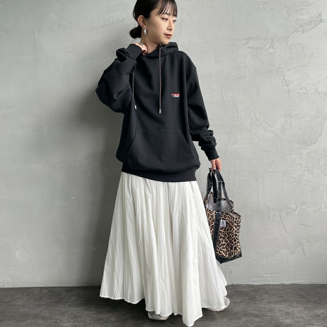 JEANSFACTORY × NANGA [ジーンズファクトリー × ナンガ] 別注 フードロゴ刺繍 スウェットパーカー [NW2504-JF] BLACK &&モデル身長：150cm 着用サイズ：S&&