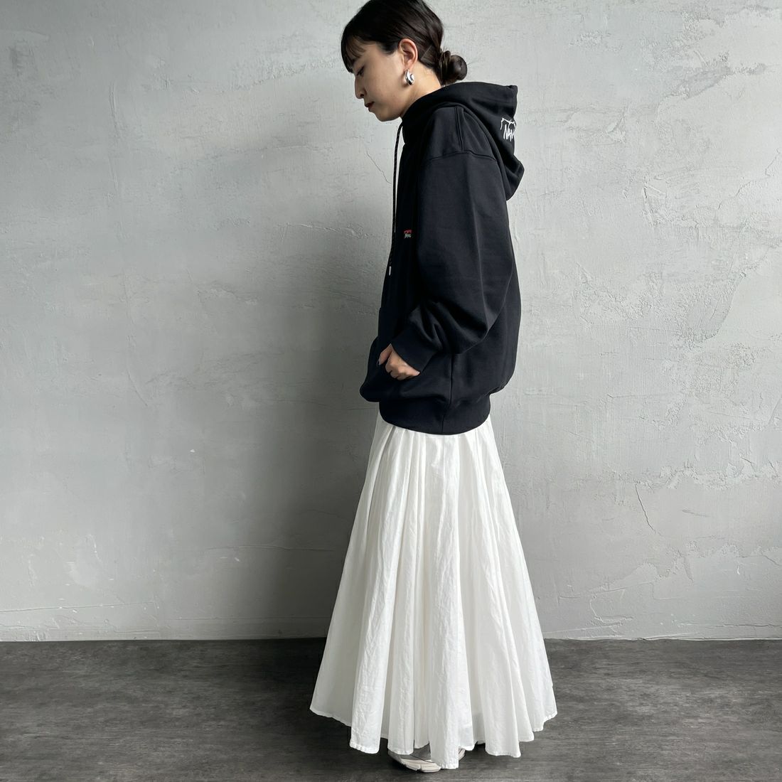 JEANSFACTORY × NANGA [ジーンズファクトリー × ナンガ] 別注 フードロゴ刺繍 スウェットパーカー [NW2504-JF] BLACK &&モデル身長：150cm 着用サイズ：S&&