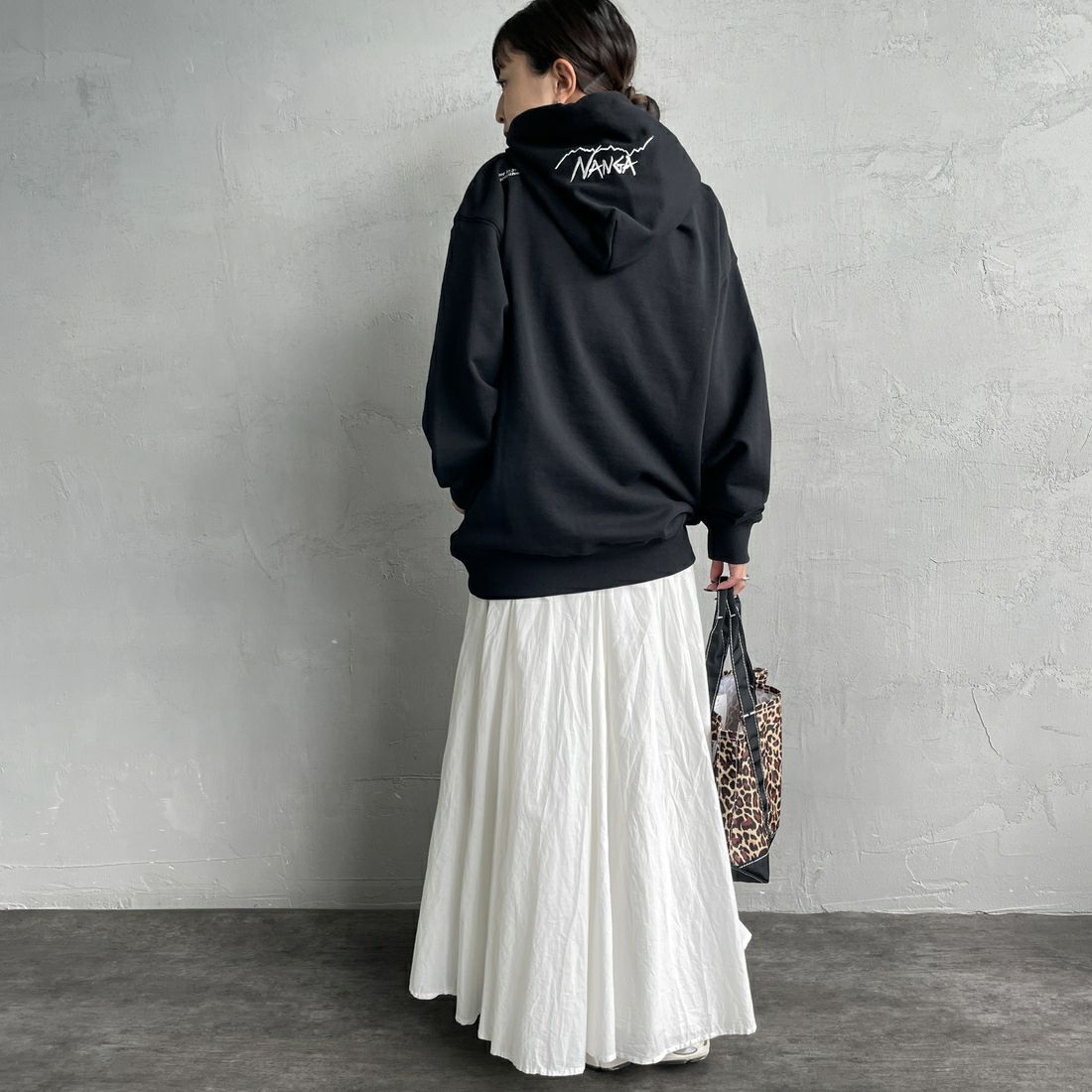 JEANSFACTORY × NANGA [ジーンズファクトリー × ナンガ] 別注 フードロゴ刺繍 スウェットパーカー [NW2504-JF] BLACK &&モデル身長：150cm 着用サイズ：S&&