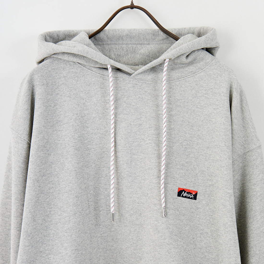 JEANSFACTORY × NANGA [ジーンズファクトリー × ナンガ] 別注 フードロゴ刺繍 スウェットパーカー [NW2504-JF] GRAY