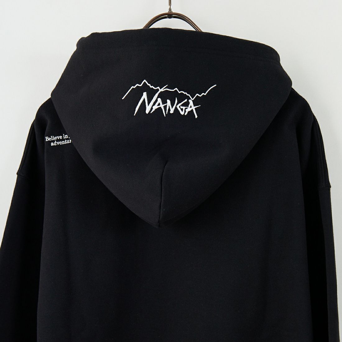JEANSFACTORY × NANGA [ジーンズファクトリー × ナンガ] 別注 フードロゴ刺繍 スウェットパーカー [NW2504-JF] BLACK