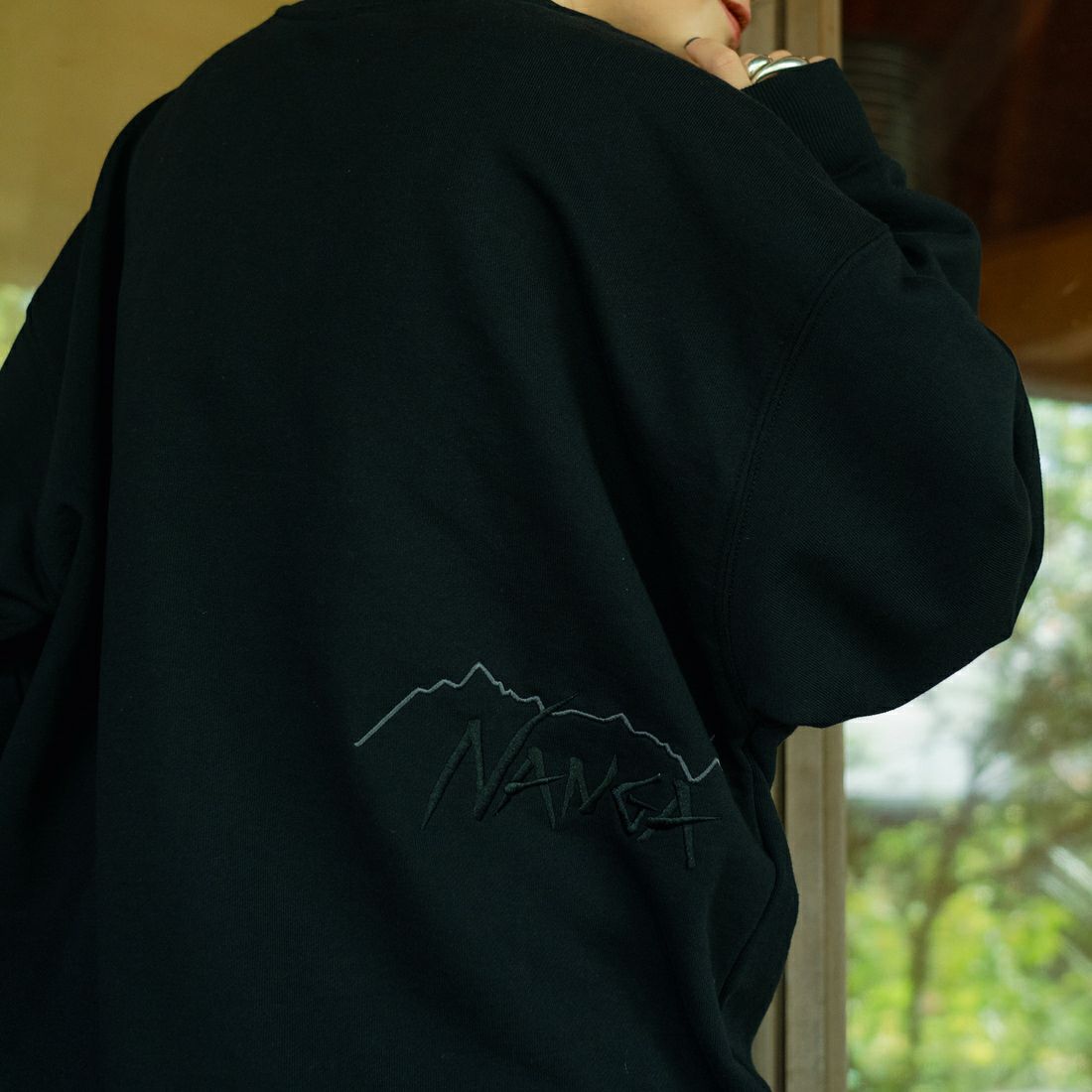JEANSFACTORY × NANGA [ジーンズファクトリー × ナンガ] 別注 バック刺繍ロゴ クルーネックスウェット [NW2505-JF] BLACK &&モデル身長：150cm 着用サイズ：S&&