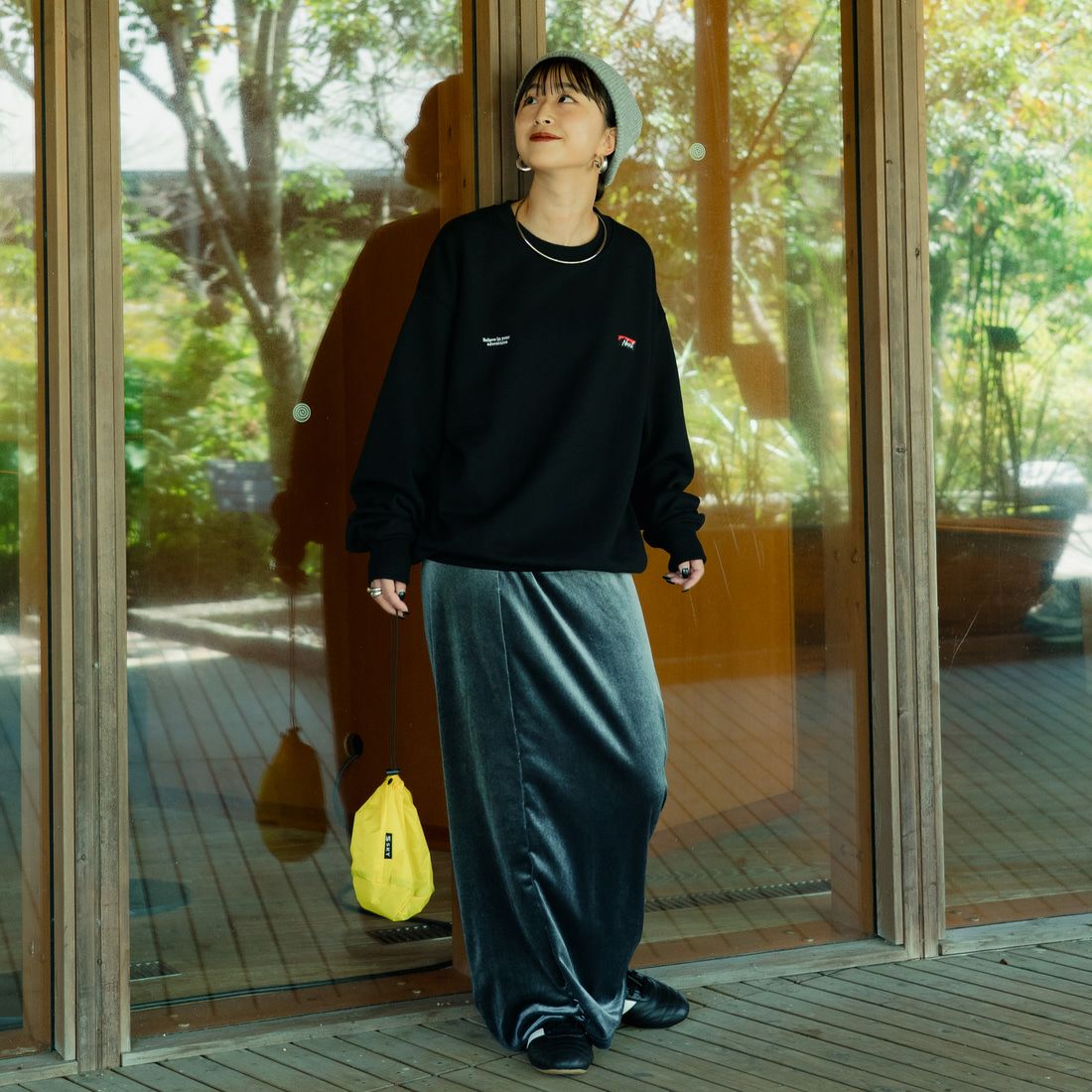 JEANSFACTORY × NANGA [ジーンズファクトリー × ナンガ] 別注 バック刺繍ロゴ クルーネックスウェット [NW2505-JF] BLACK &&モデル身長：150cm 着用サイズ：S&&