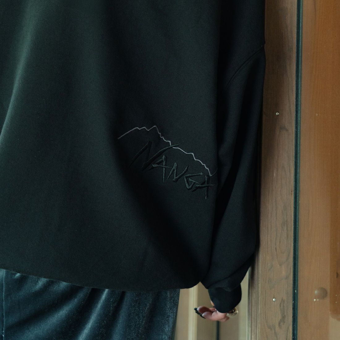 JEANSFACTORY × NANGA [ジーンズファクトリー × ナンガ] 別注 バック刺繍ロゴ クルーネックスウェット [NW2505-JF] BLACK