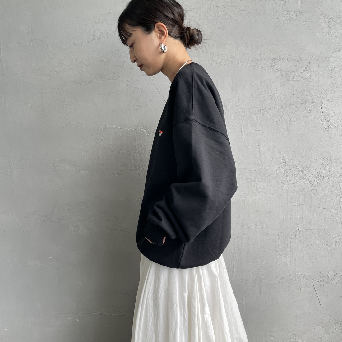 JEANSFACTORY × NANGA [ジーンズファクトリー × ナンガ] 別注 バック刺繍ロゴ クルーネックスウェット [NW2505-JF] BLACK &&モデル身長：150cm 着用サイズ：S&&