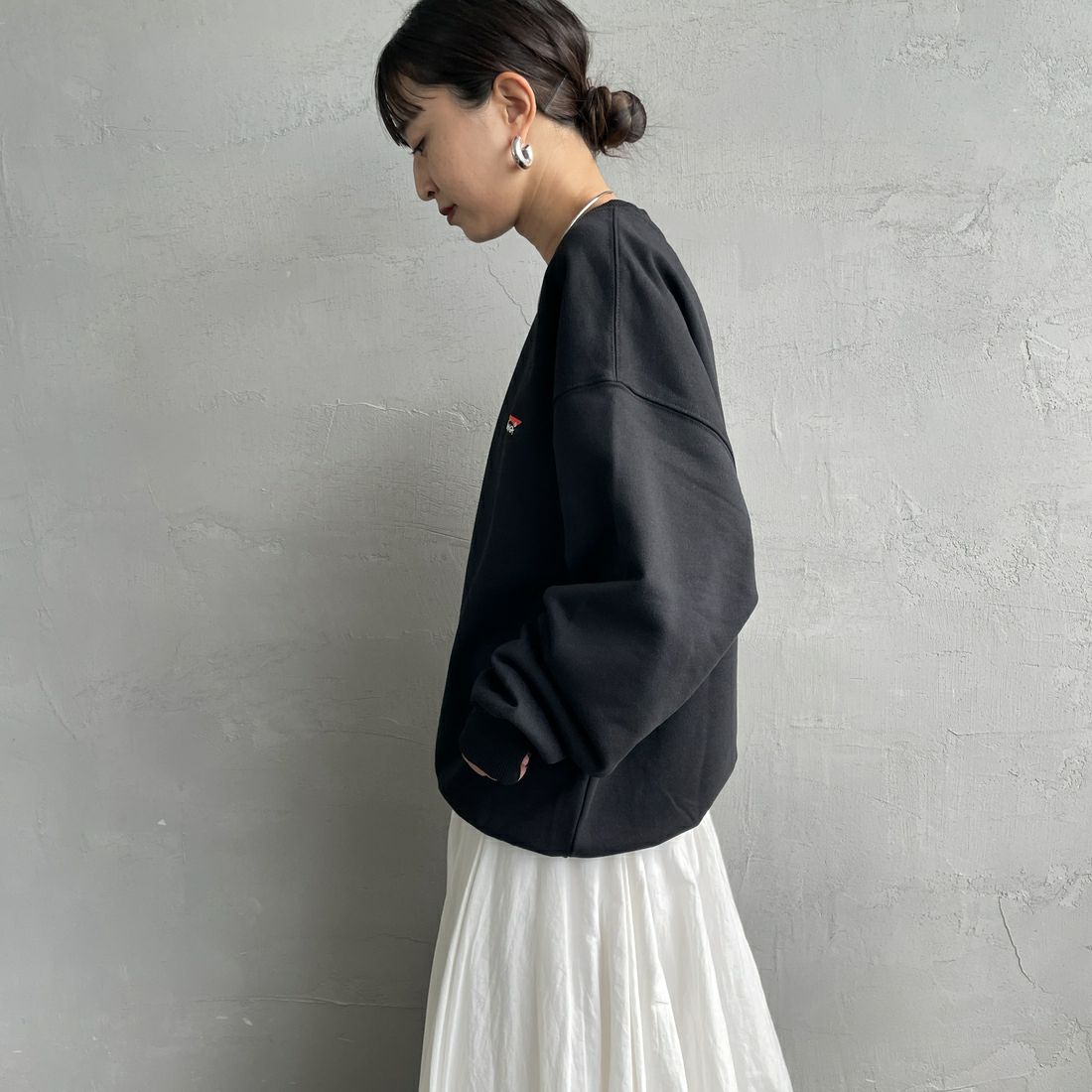 JEANSFACTORY × NANGA [ジーンズファクトリー × ナンガ] 別注 バック刺繍ロゴ クルーネックスウェット [NW2505-JF] BLACK &&モデル身長：150cm 着用サイズ：S&&