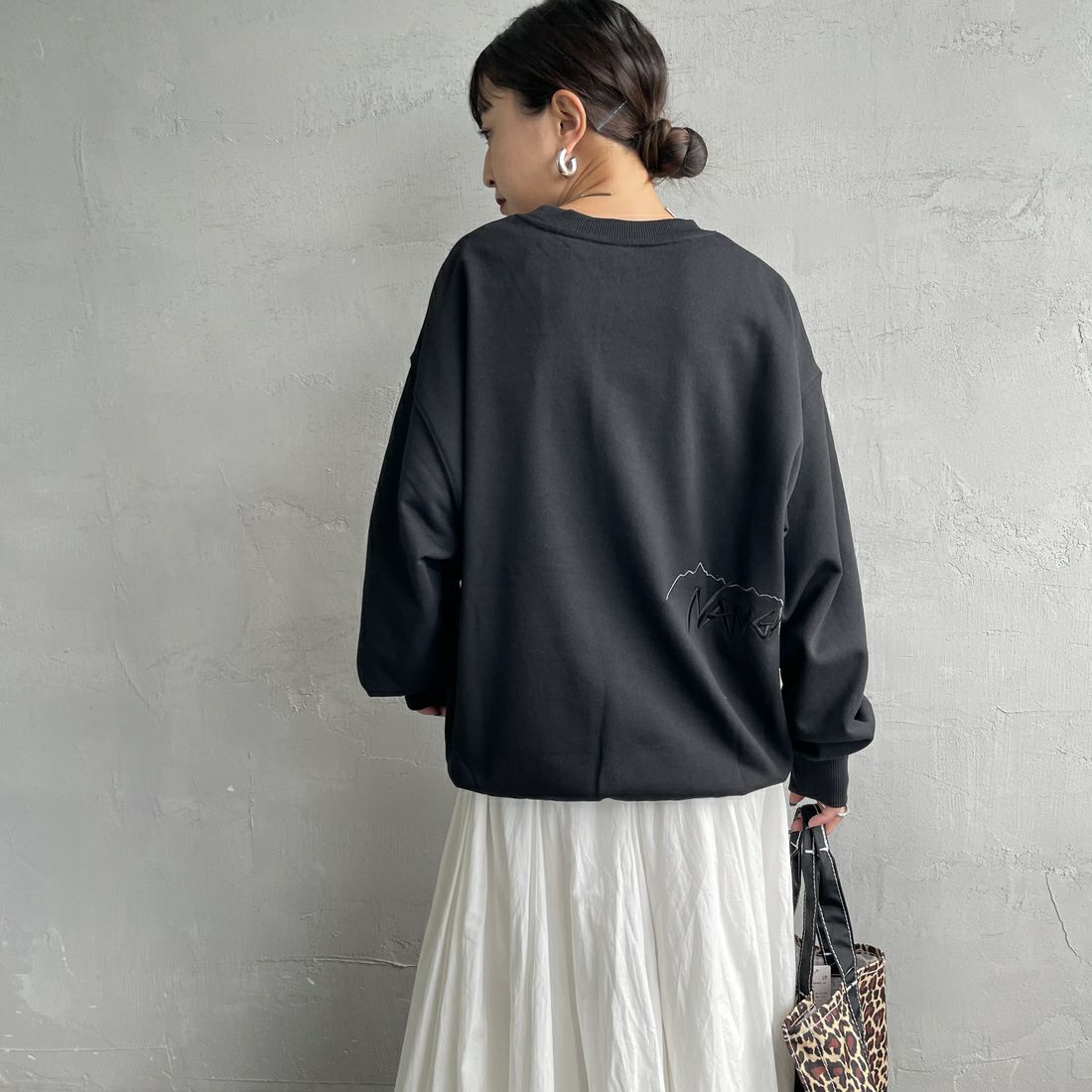 JEANSFACTORY × NANGA [ジーンズファクトリー × ナンガ] 別注 バック刺繍ロゴ クルーネックスウェット [NW2505-JF] BLACK &&モデル身長：150cm 着用サイズ：S&&