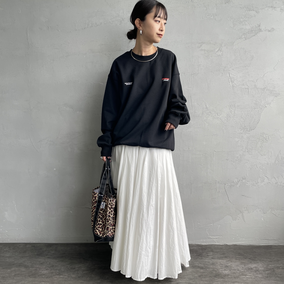 JEANSFACTORY × NANGA [ジーンズファクトリー × ナンガ] 別注 バック刺繍ロゴ クルーネックスウェット [NW2505-JF] BLACK &&モデル身長：150cm 着用サイズ：S&&