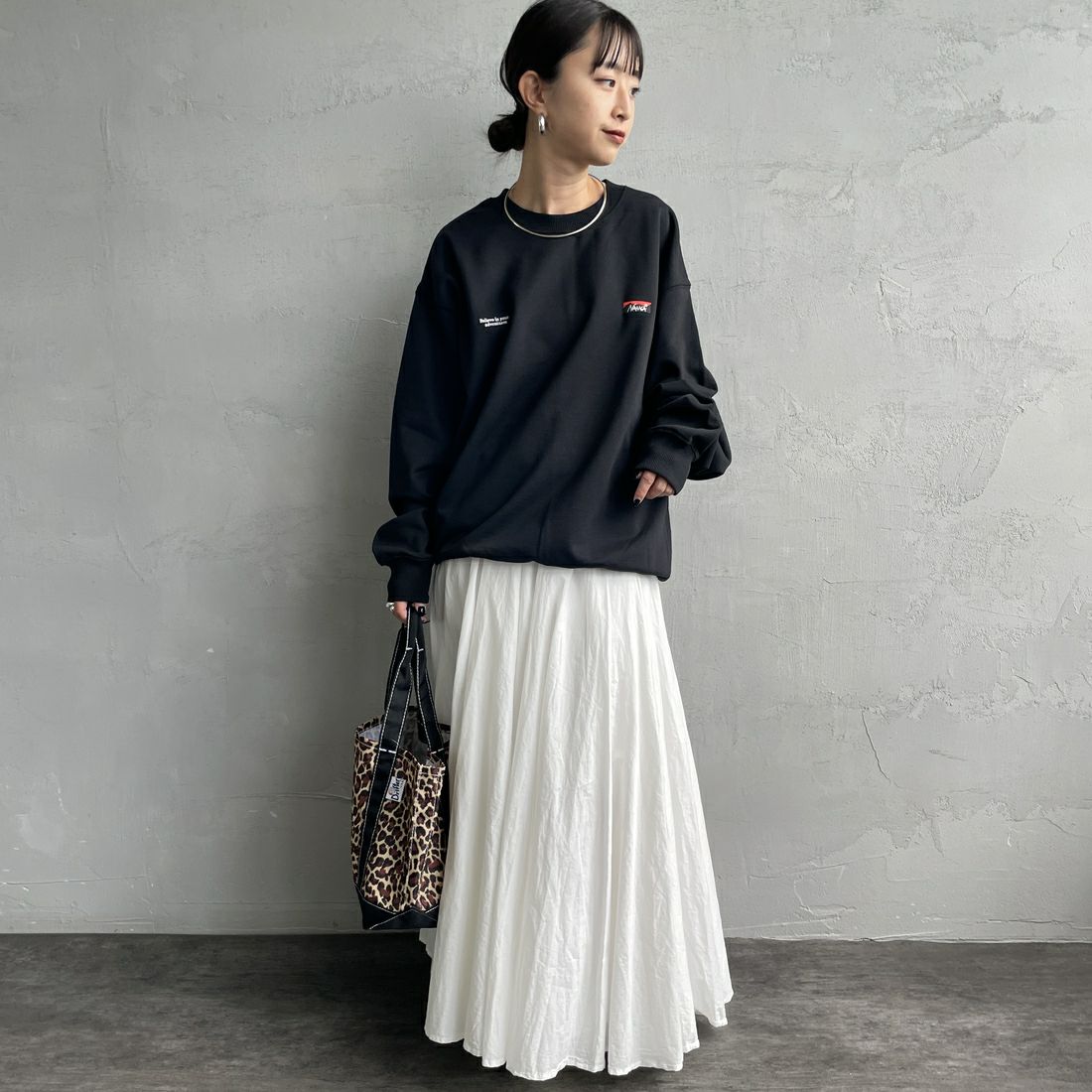 JEANSFACTORY × NANGA [ジーンズファクトリー × ナンガ] 別注 バック刺繍ロゴ クルーネックスウェット [NW2505-JF] BLACK &&モデル身長：150cm 着用サイズ：S&&