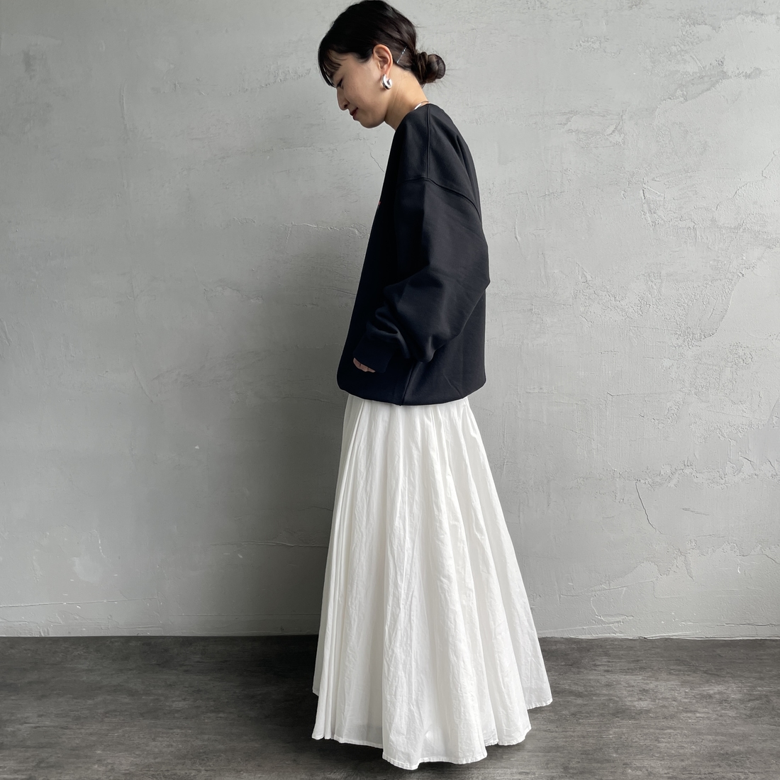JEANSFACTORY × NANGA [ジーンズファクトリー × ナンガ] 別注 バック刺繍ロゴ クルーネックスウェット [NW2505-JF] BLACK &&モデル身長：150cm 着用サイズ：S&&