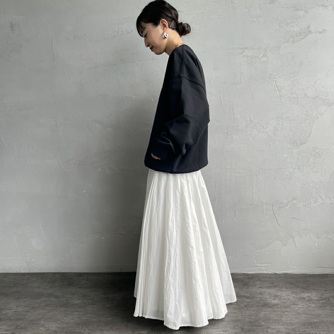 JEANSFACTORY × NANGA [ジーンズファクトリー × ナンガ] 別注 バック刺繍ロゴ クルーネックスウェット [NW2505-JF] BLACK &&モデル身長：150cm 着用サイズ：S&&