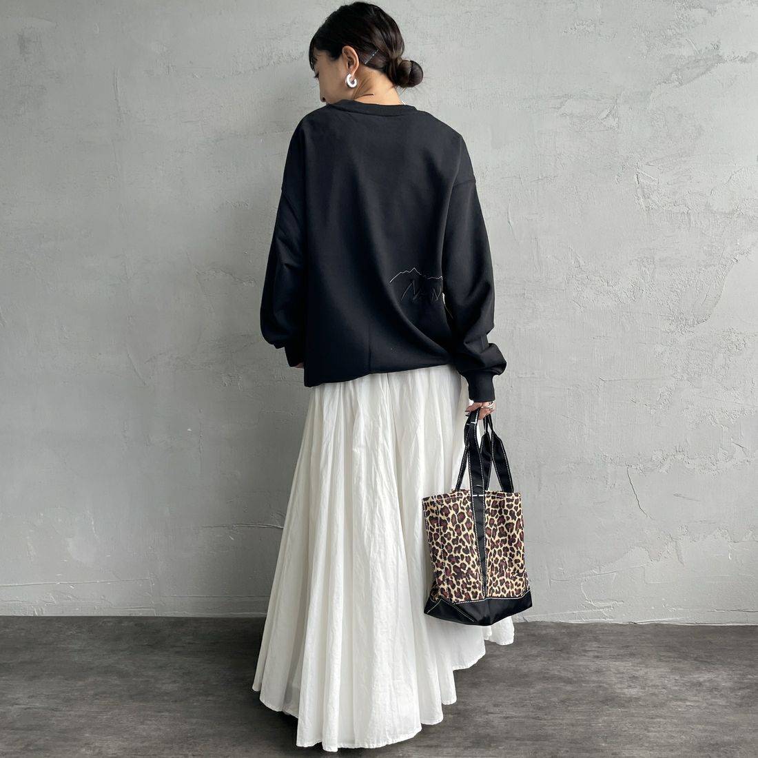 JEANSFACTORY × NANGA [ジーンズファクトリー × ナンガ] 別注 バック刺繍ロゴ クルーネックスウェット [NW2505-JF] BLACK &&モデル身長：150cm 着用サイズ：S&&