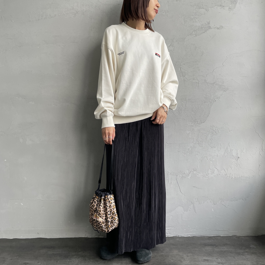 JEANSFACTORY × NANGA [ジーンズファクトリー × ナンガ] 別注 バック刺繍ロゴ クルーネックスウェット [NW2505-JF] WHITE &&モデル身長：159cm 着用サイズ：S&&