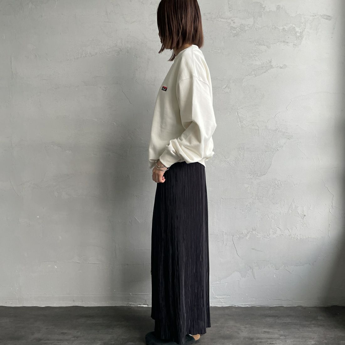 JEANSFACTORY × NANGA [ジーンズファクトリー × ナンガ] 別注 バック刺繍ロゴ クルーネックスウェット [NW2505-JF] WHITE &&モデル身長：159cm 着用サイズ：S&&