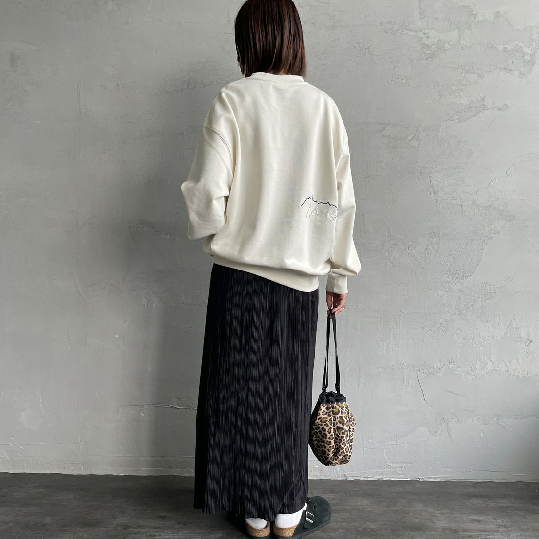 JEANSFACTORY × NANGA [ジーンズファクトリー × ナンガ] 別注 バック刺繍ロゴ クルーネックスウェット [NW2505-JF] WHITE &&モデル身長：159cm 着用サイズ：S&&