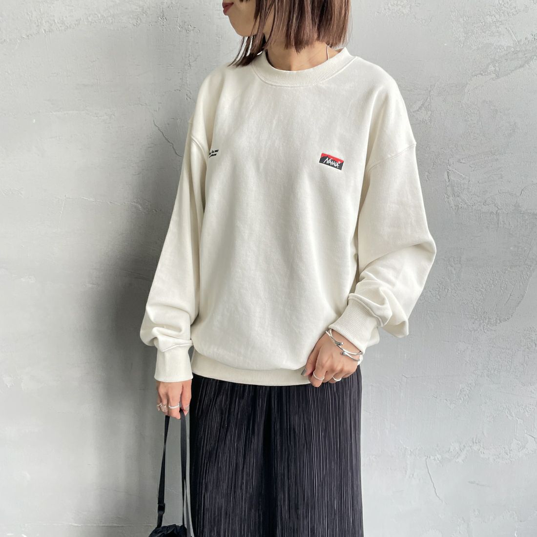 JEANSFACTORY × NANGA [ジーンズファクトリー × ナンガ] 別注 バック刺繍ロゴ クルーネックスウェット [NW2505-JF] WHITE &&モデル身長：159cm 着用サイズ：S&&