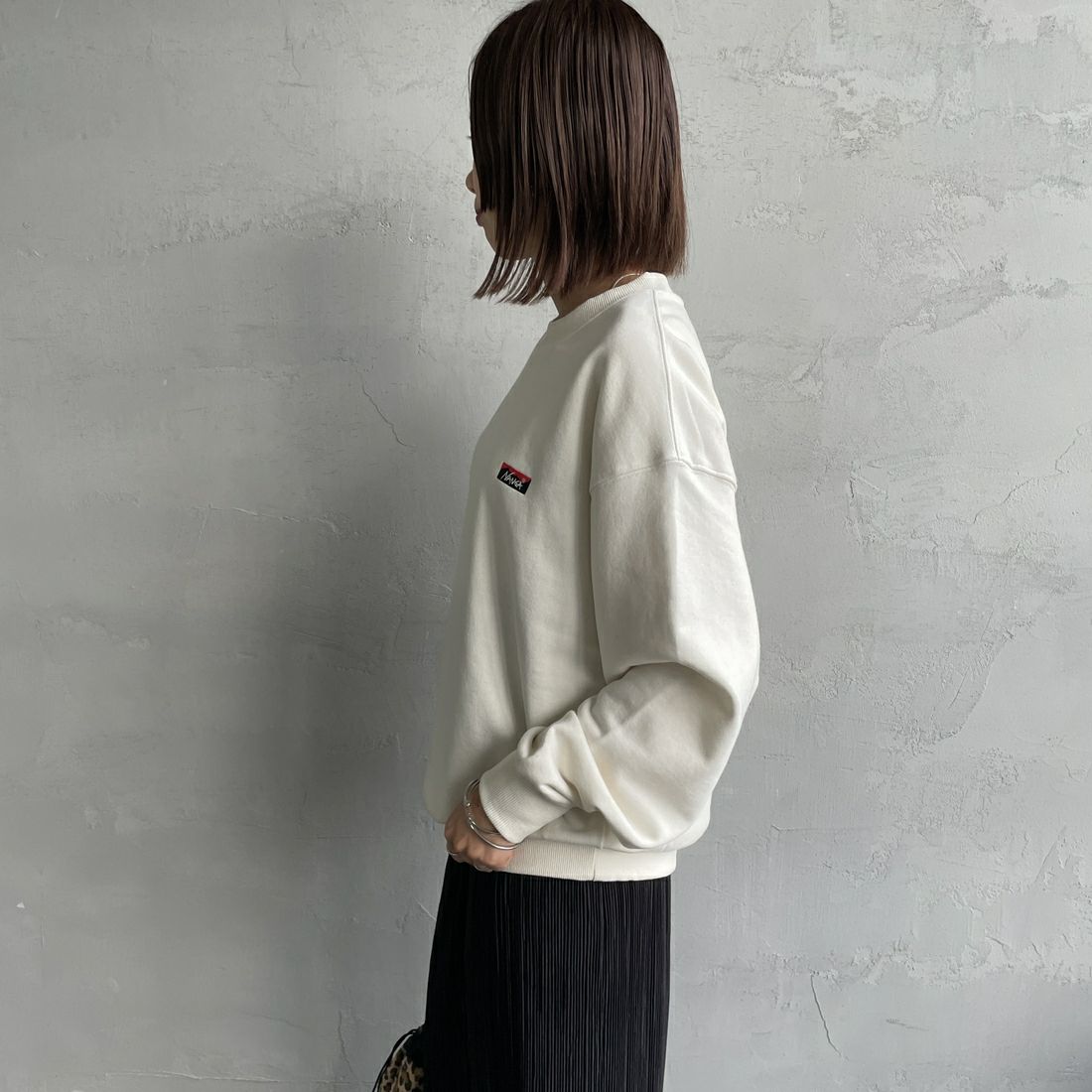 JEANSFACTORY × NANGA [ジーンズファクトリー × ナンガ] 別注 バック刺繍ロゴ クルーネックスウェット [NW2505-JF] WHITE &&モデル身長：159cm 着用サイズ：S&&