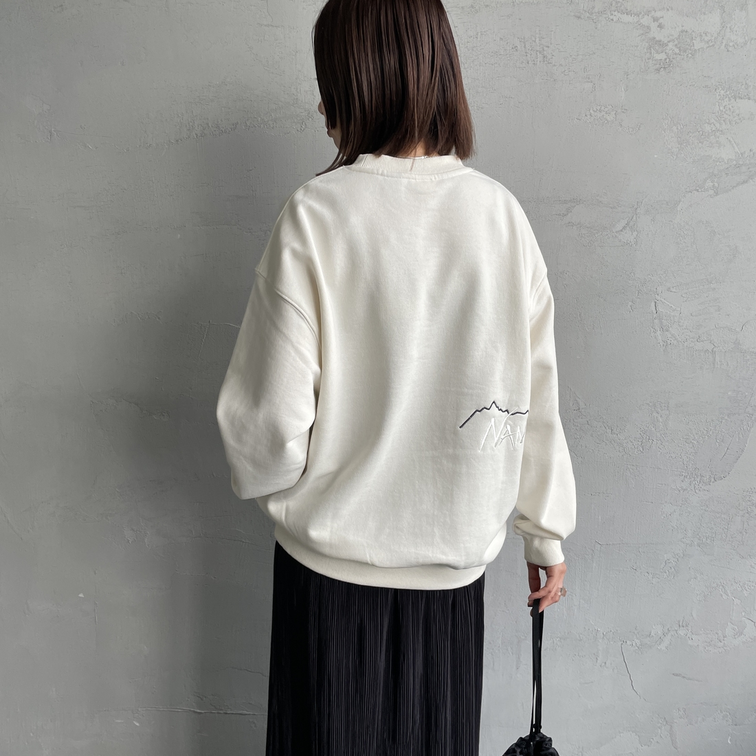 JEANSFACTORY × NANGA [ジーンズファクトリー × ナンガ] 別注 バック刺繍ロゴ クルーネックスウェット [NW2505-JF] WHITE &&モデル身長：159cm 着用サイズ：S&&