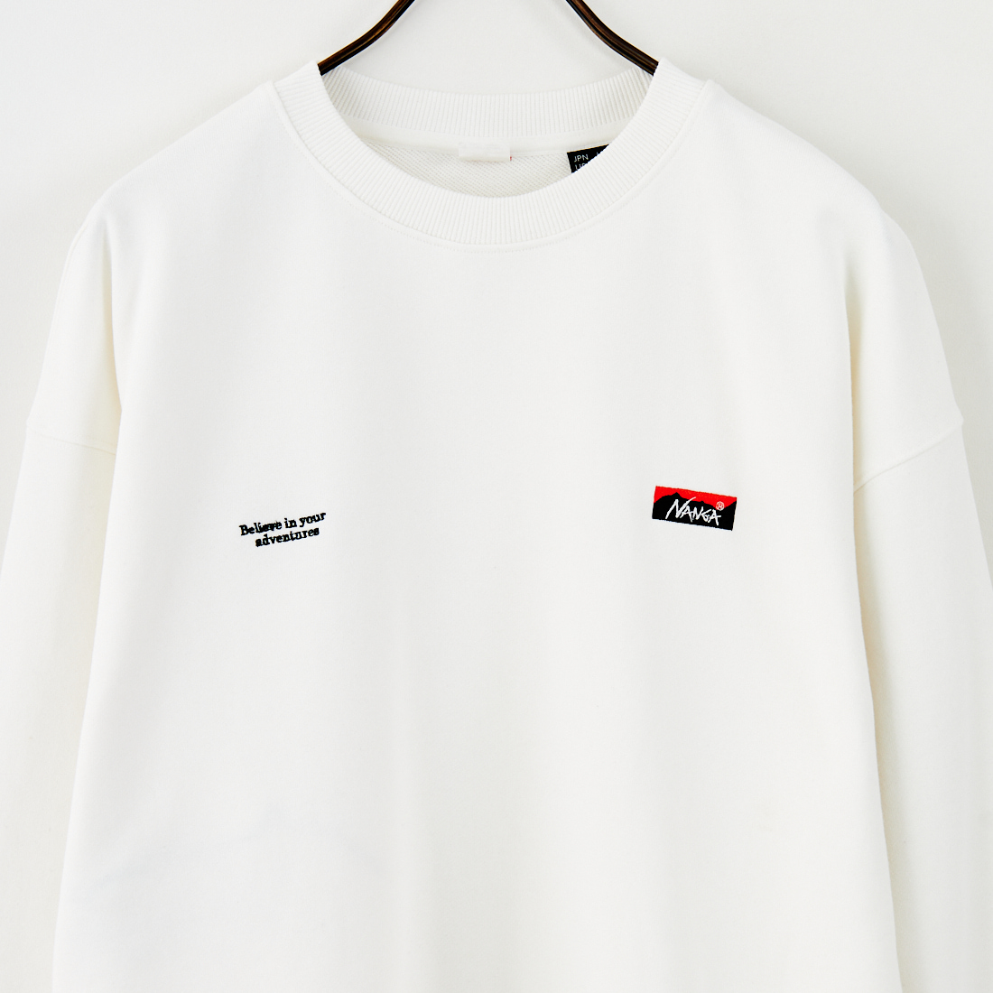 JEANSFACTORY × NANGA [ジーンズファクトリー × ナンガ] 別注 バック刺繍ロゴ クルーネックスウェット [NW2505-JF] WHITE