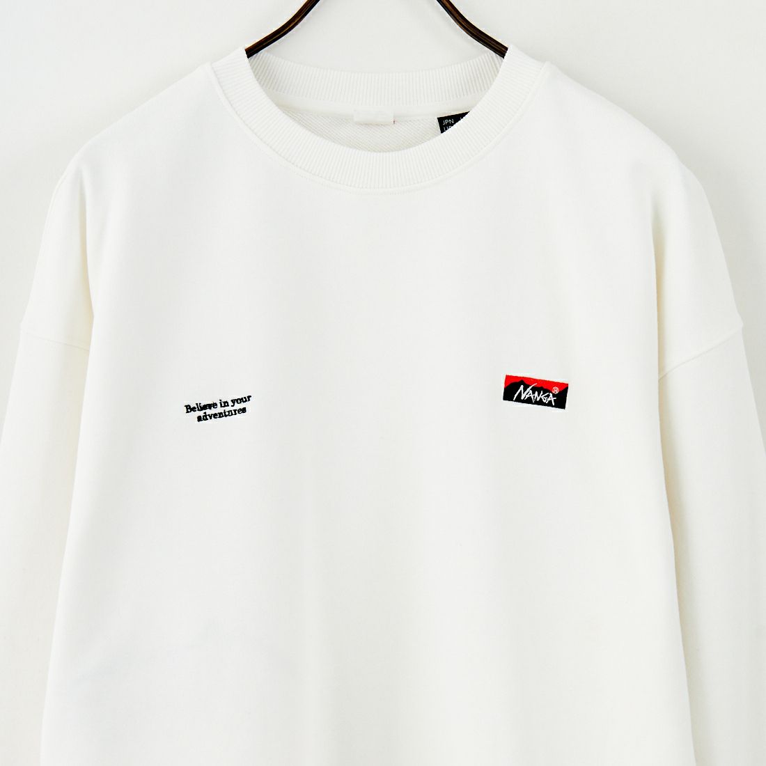 JEANSFACTORY × NANGA [ジーンズファクトリー × ナンガ] 別注 バック刺繍ロゴ クルーネックスウェット [NW2505-JF] WHITE