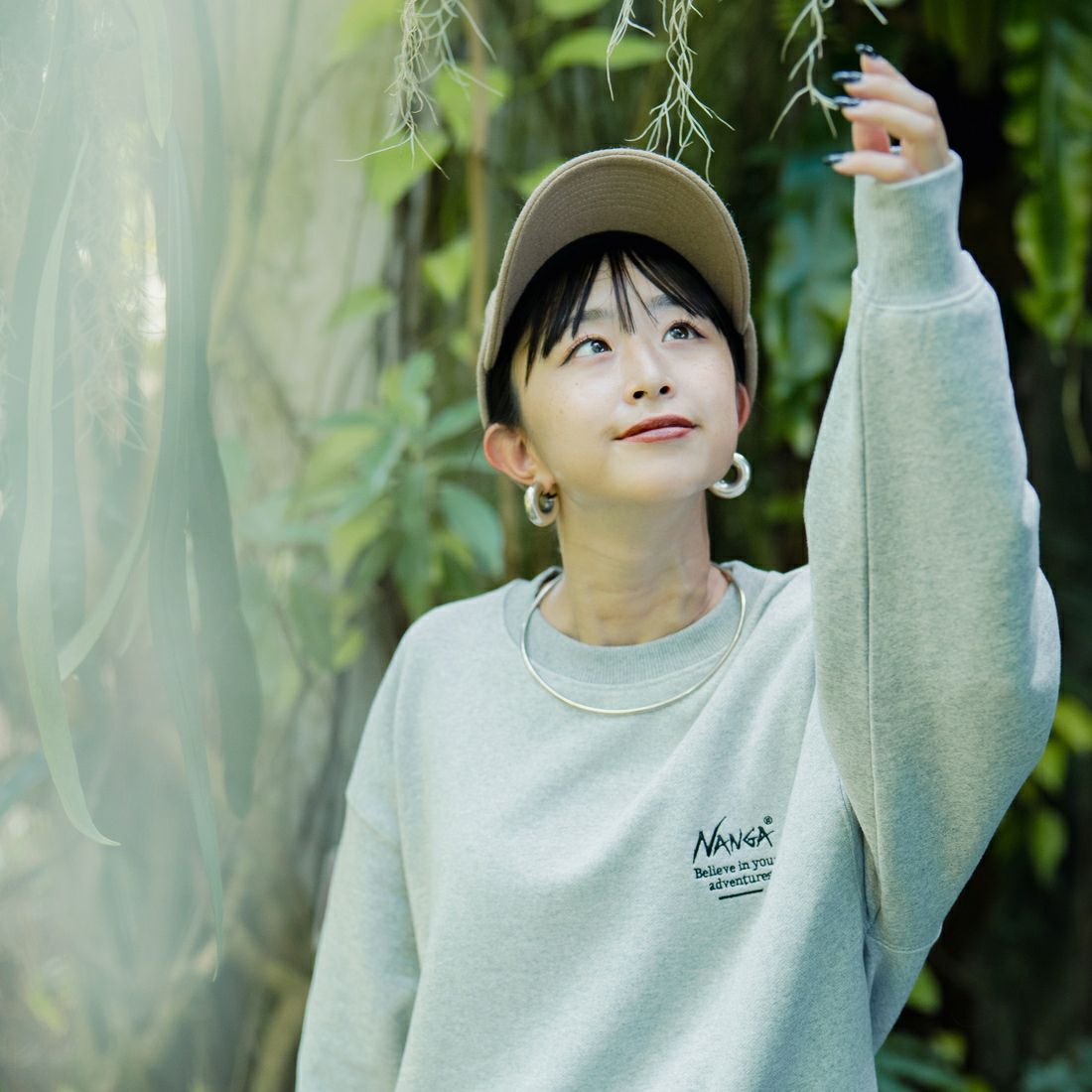 JEANSFACTORY × NANGA [ジーンズファクトリー × ナンガ] 別注 ヒストリーロゴ バックプリントスウェット [NW2506-JF] GRAY &&モデル身長：150cm 着用サイズ：S&&