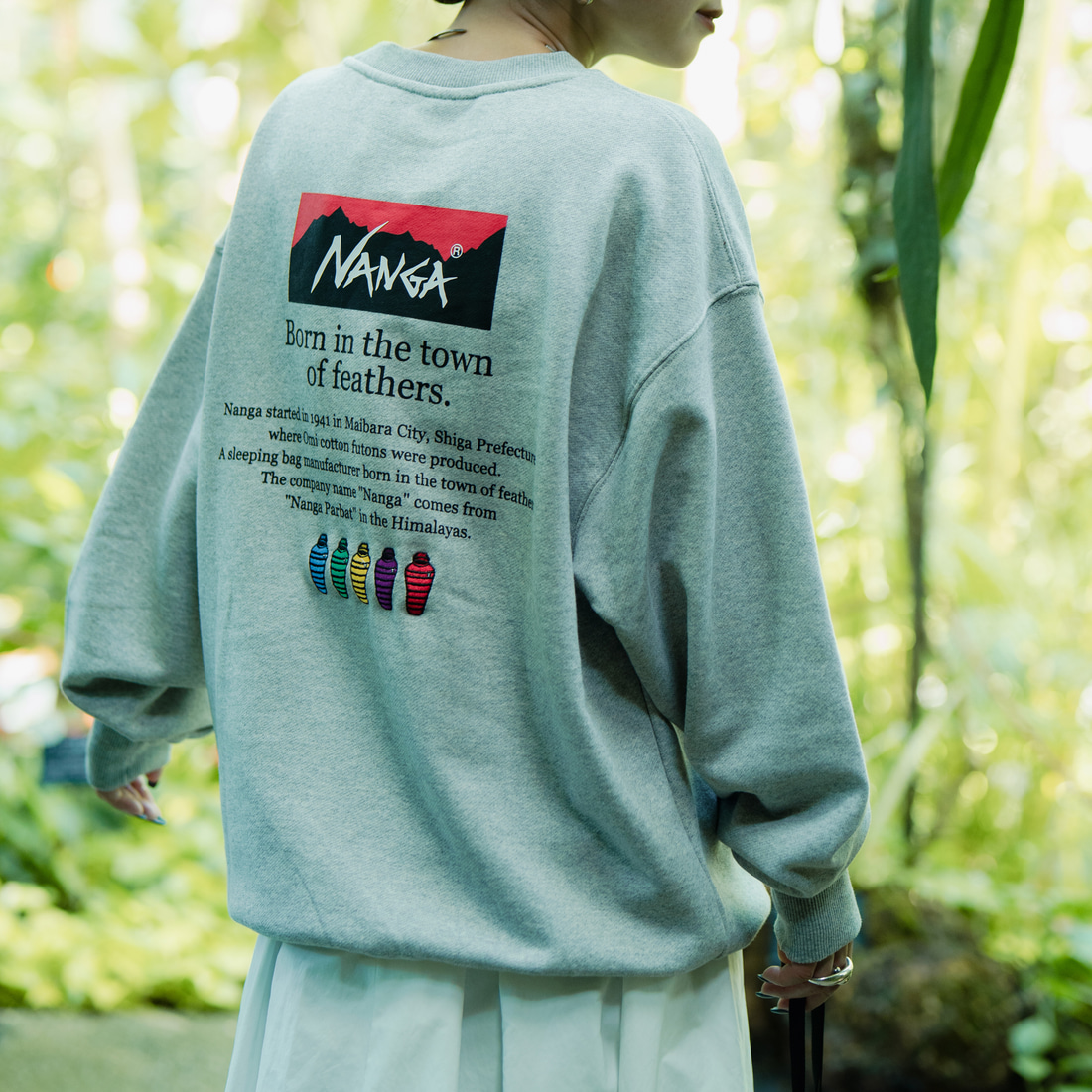 JEANSFACTORY × NANGA [ジーンズファクトリー × ナンガ] 別注 ヒストリーロゴ バックプリントスウェット [NW2506-JF] GRAY &&モデル身長：150cm 着用サイズ：S&&