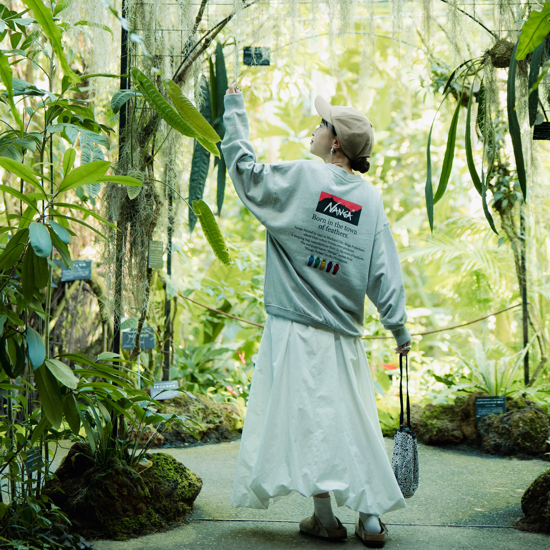 JEANSFACTORY × NANGA [ジーンズファクトリー × ナンガ] 別注 ヒストリーロゴ バックプリントスウェット [NW2506-JF] GRAY &&モデル身長：150cm 着用サイズ：S&&