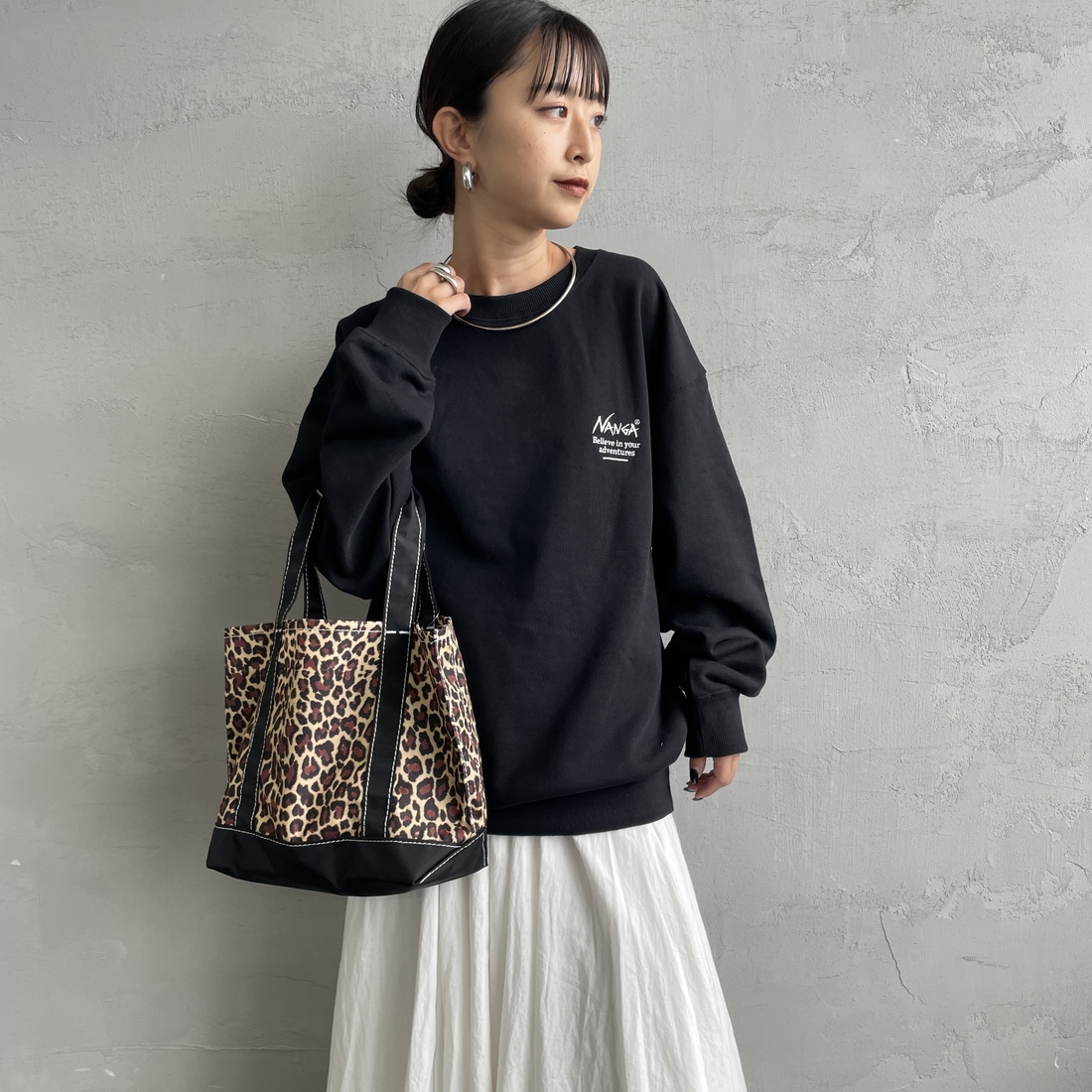 JEANSFACTORY × NANGA [ジーンズファクトリー × ナンガ] 別注 ヒストリーロゴ バックプリントスウェット [NW2506-JF] BLACK &&モデル身長：150cm 着用サイズ：S&&