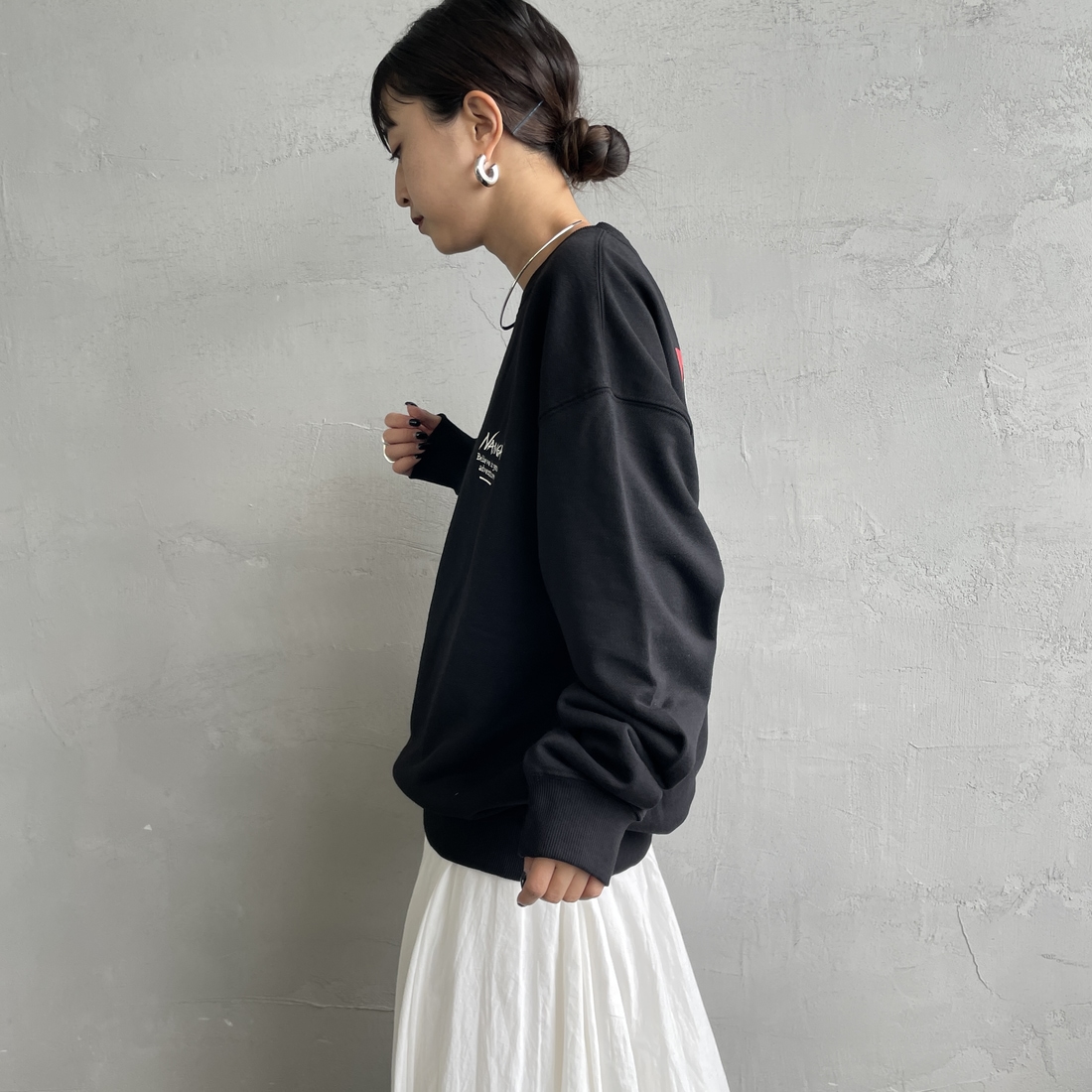 JEANSFACTORY × NANGA [ジーンズファクトリー × ナンガ] 別注 ヒストリーロゴ バックプリントスウェット [NW2506-JF] BLACK &&モデル身長：150cm 着用サイズ：S&&