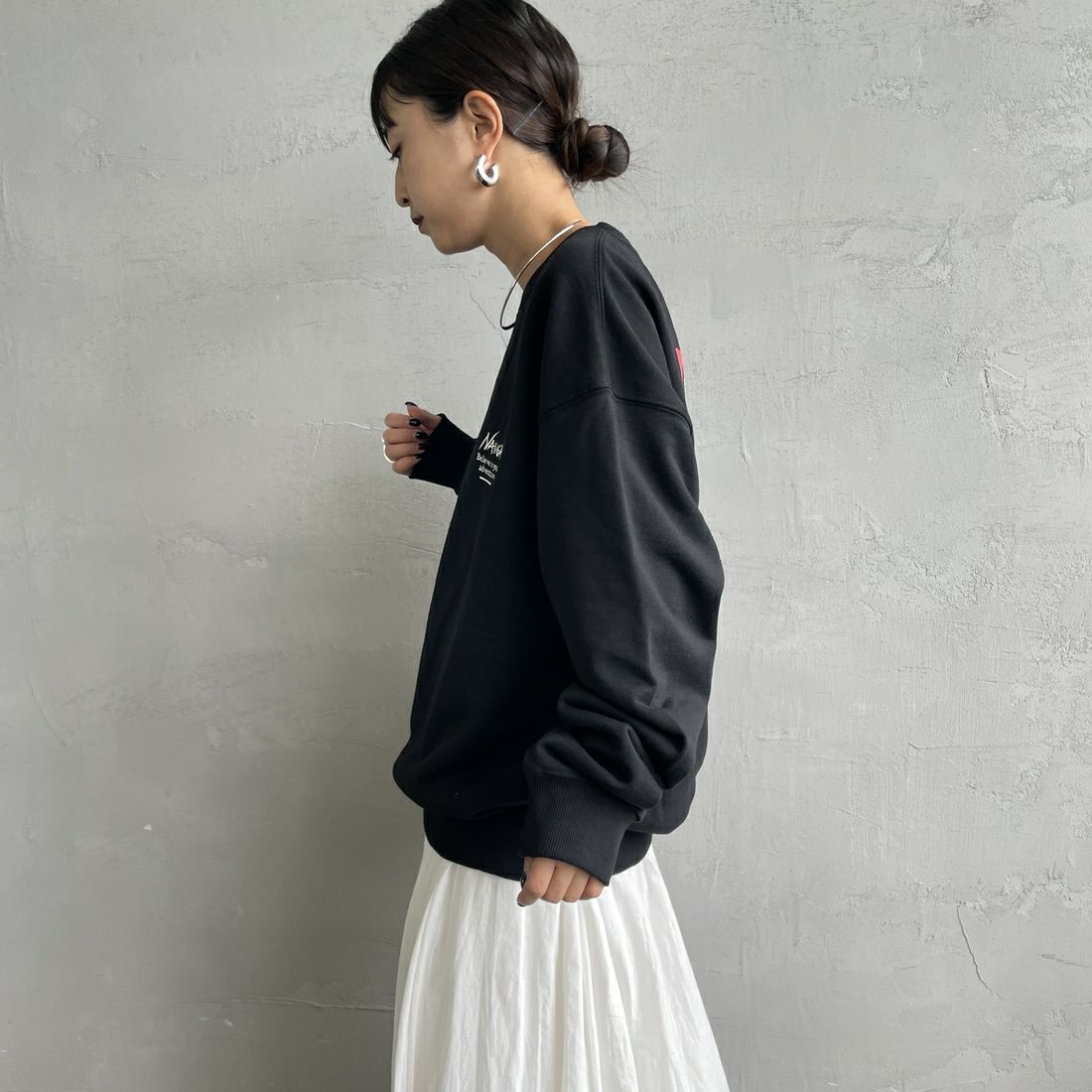 JEANSFACTORY × NANGA [ジーンズファクトリー × ナンガ] 別注 ヒストリーロゴ バックプリントスウェット [NW2506-JF] BLACK &&モデル身長：150cm 着用サイズ：S&&