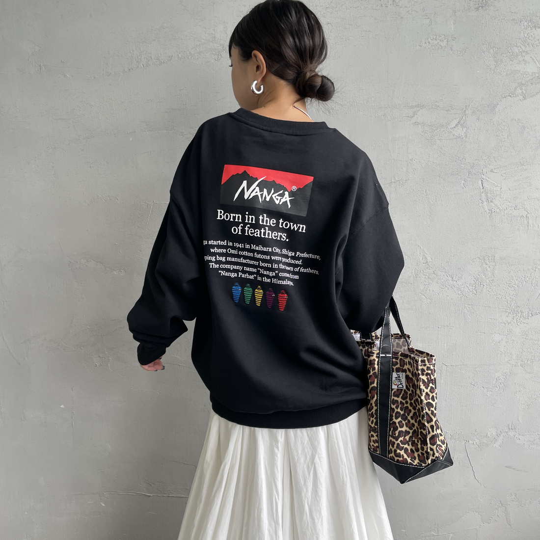 JEANSFACTORY × NANGA [ジーンズファクトリー × ナンガ] 別注 ヒストリーロゴ バックプリントスウェット [NW2506-JF] BLACK &&モデル身長：150cm 着用サイズ：S&&