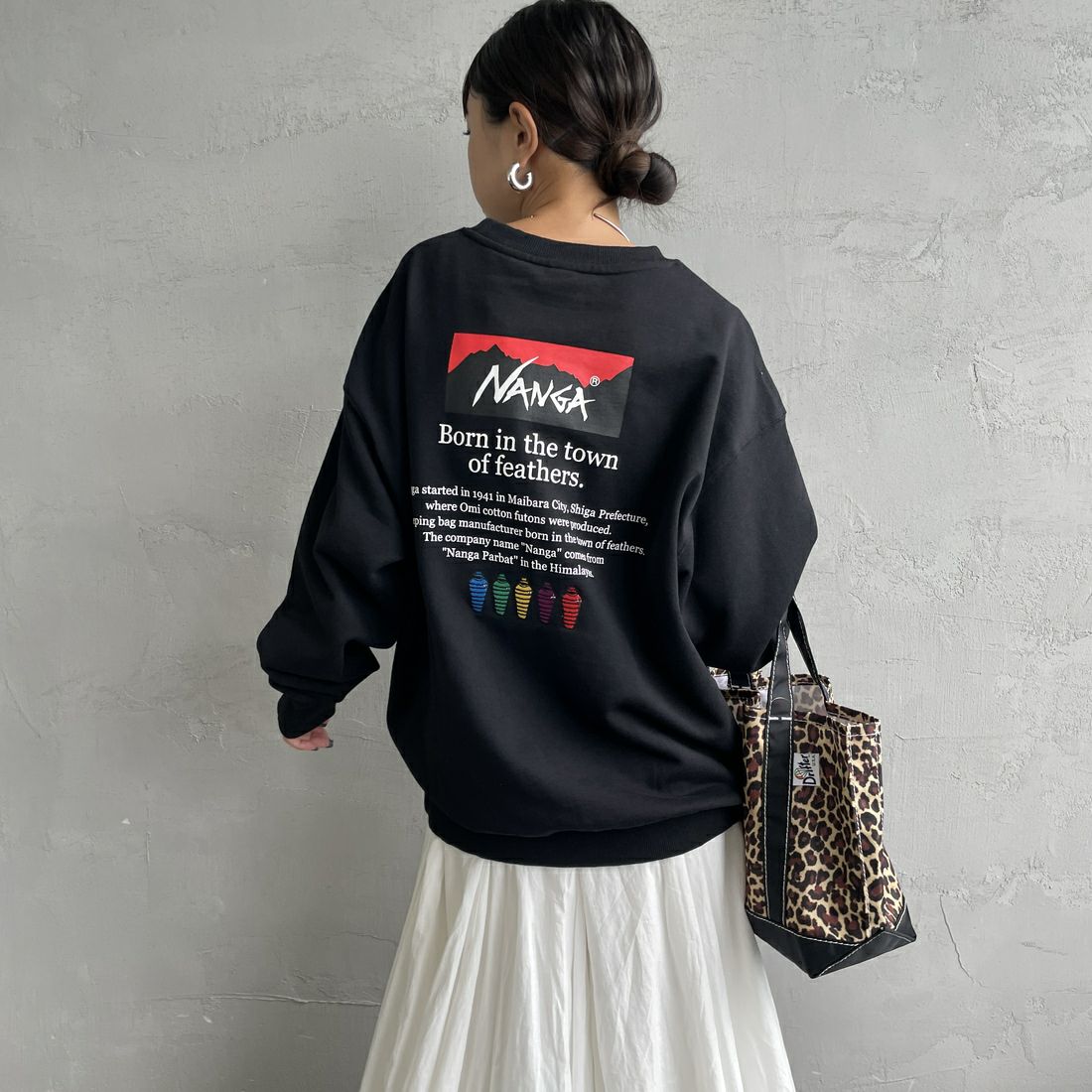 JEANSFACTORY × NANGA [ジーンズファクトリー × ナンガ] 別注 ヒストリーロゴ バックプリントスウェット [NW2506-JF] BLACK &&モデル身長：150cm 着用サイズ：S&&